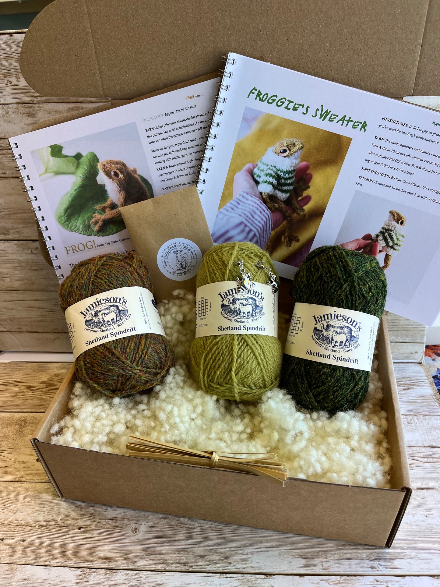 Dot Pebbles Frog - with 2 mini skeins