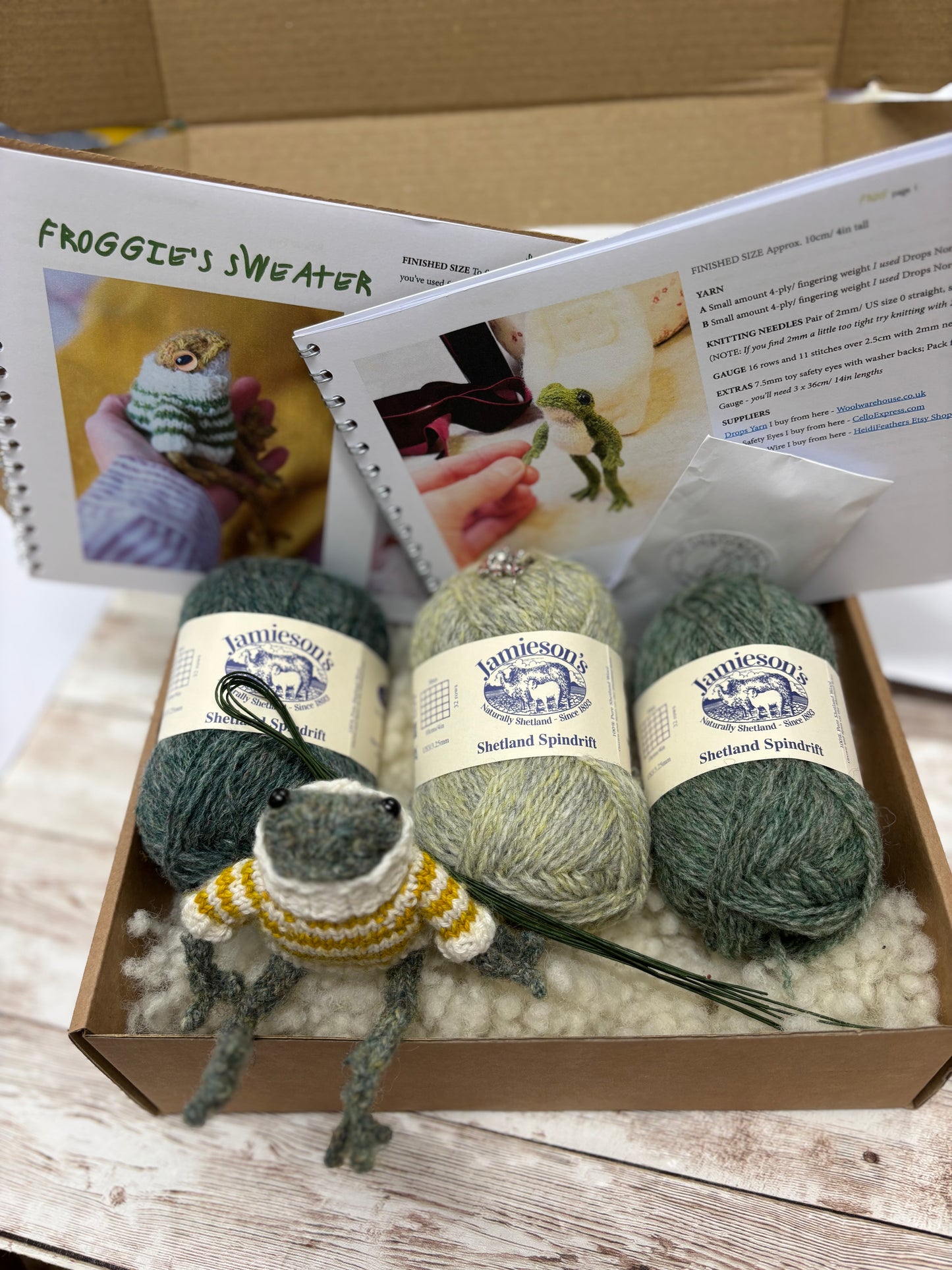 Dot Pebbles Frog - with 2 mini skeins