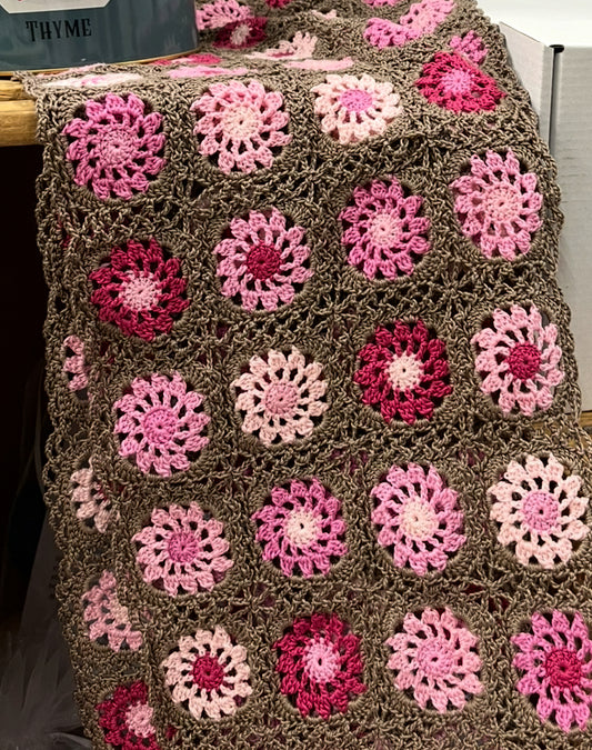 Rose Trellis Scarf kit “Queen of Denmark”