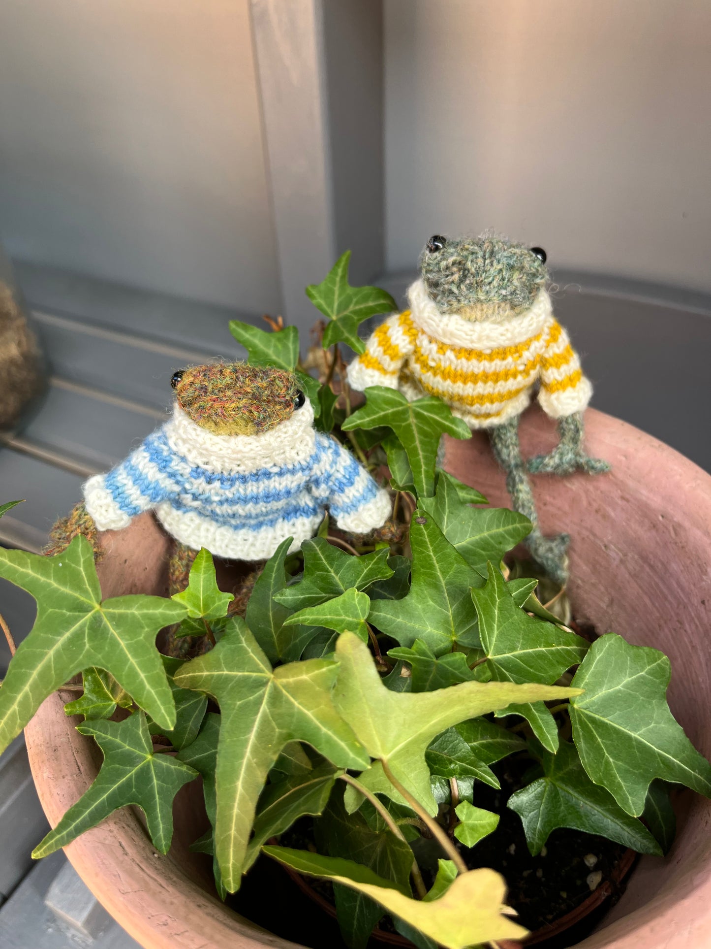 *updated* Dot Pebbles Frog - with 2 mini skeins