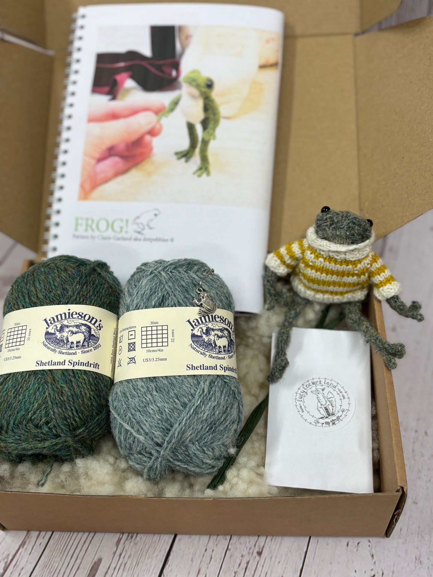 *updated* Dot Pebbles Frog - with 2 mini skeins
