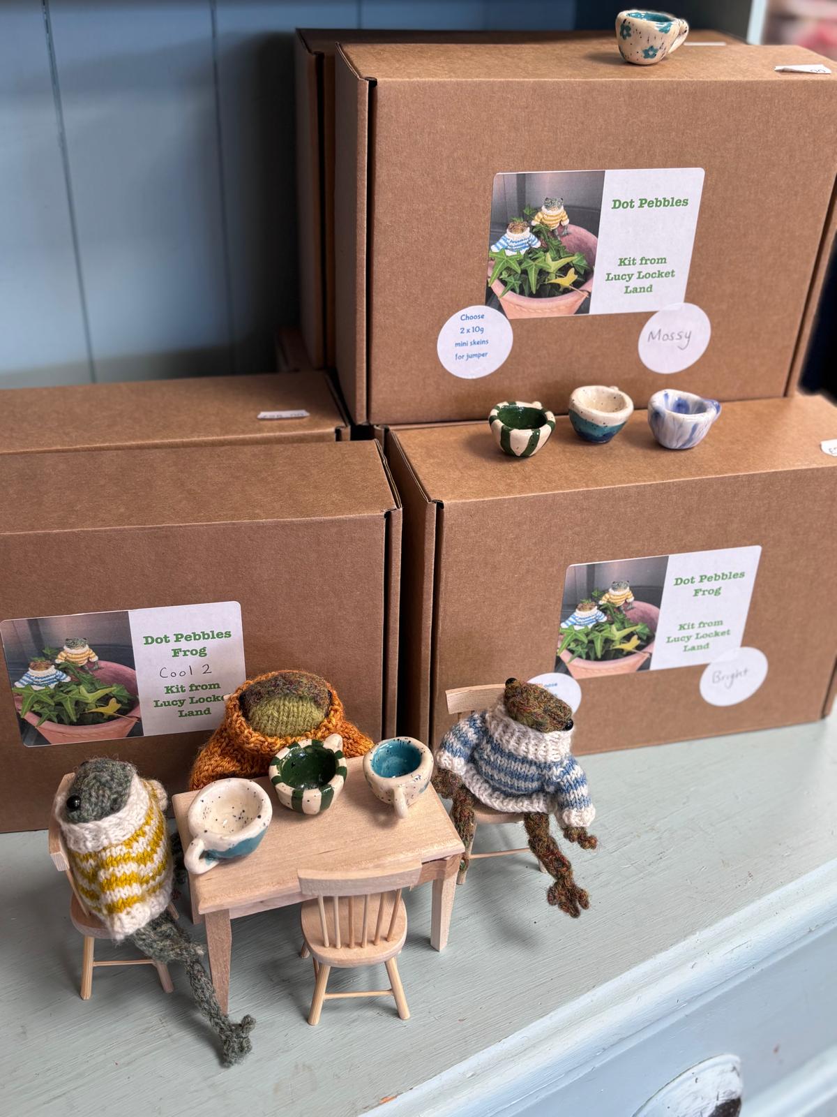 *updated* Dot Pebbles Frog - with 2 mini skeins