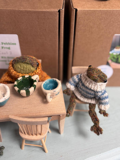 *updated* Dot Pebbles Frog - with 2 mini skeins